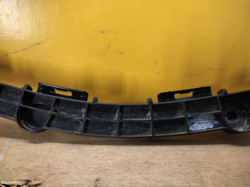 Кронштейн заднего бампера правый TOYOTA COROLLA E16 13- Кронштейн заднего бампера правый TOYOTA COROLLA E16 13-