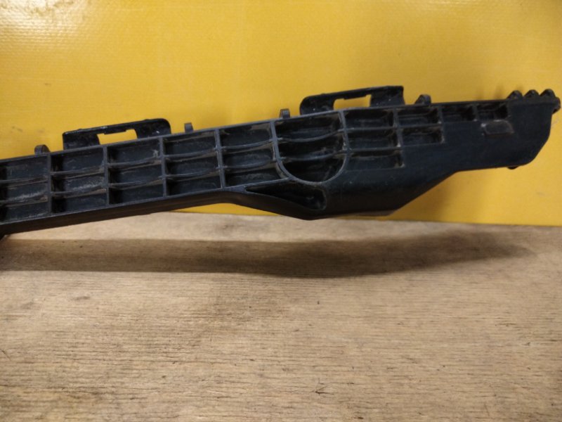 Кронштейн заднего бампера правый COROLLA E16 13- Кронштейн заднего бампера правый COROLLA E16 13-