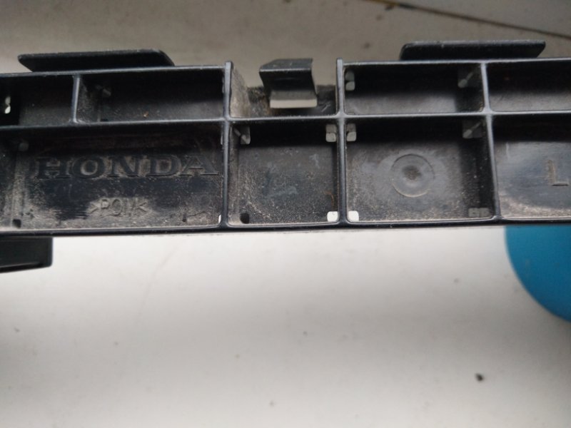 Кронштейн заднего бампера левый CRV (RM) 11-18 Кронштейн заднего бампера левый CRV (RM) 11-18