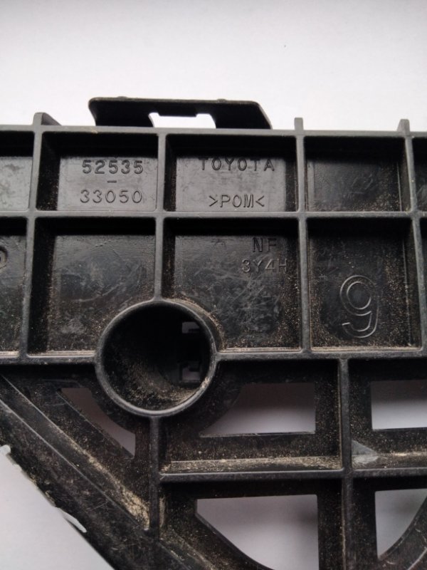 Кронштейн переднего бампера правый CAMRY 50 12-15