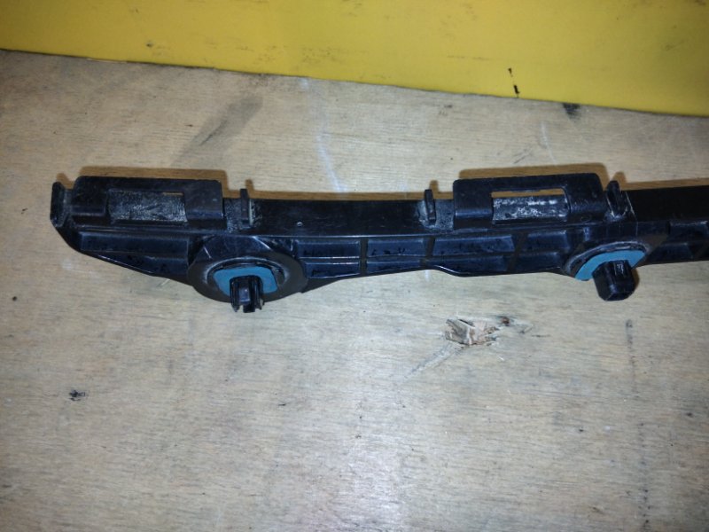 Кронштейн заднего бампера правый GS 12-