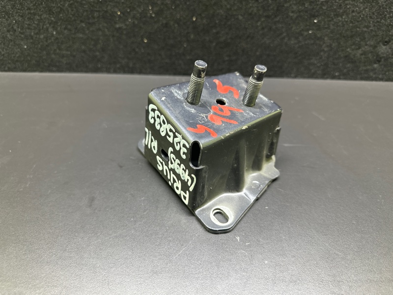 Кронштейн усилителя заднего бампера левый TOYOTA PRIUS - 30 09-17 2013 1.8 2ZRFXE 52016-47020 Б/У