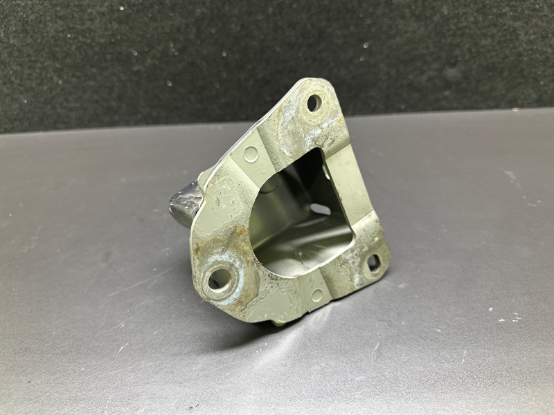 Кронштейн усилителя заднего бампера левый TOYOTA PRIUS - 30 09-17 1.8 2ZRFXE