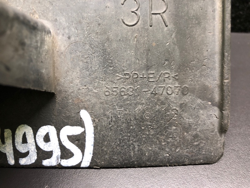 Брызговик задний правый PRIUS - 30 09-17 2013 1.8 2ZRFXE