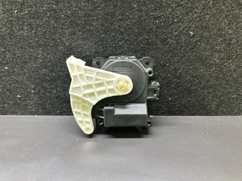 Моторчик заслонки печки TOYOTA PRIUS - 30 09-17 2013 1.8 2ZRFXE 87106-47130 Б/У