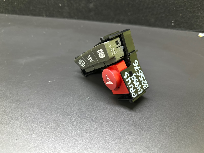 Кнопка аварийной сигнализации TOYOTA PRIUS - 30 09-17 1.8 2ZRFXE