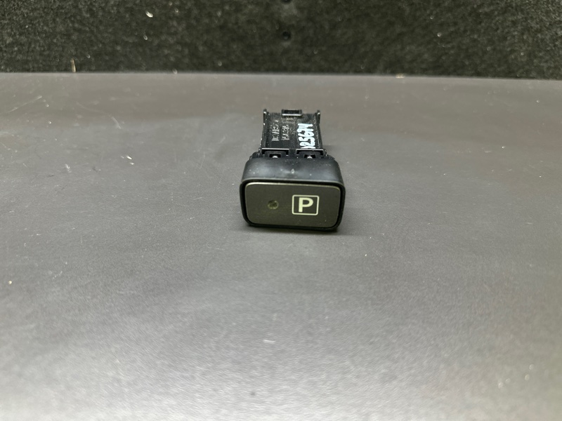 Кнопка стояночного тормоза TOYOTA PRIUS - 30 09-17 2013 1.8 2ZRFXE 84718-47061 Б/У