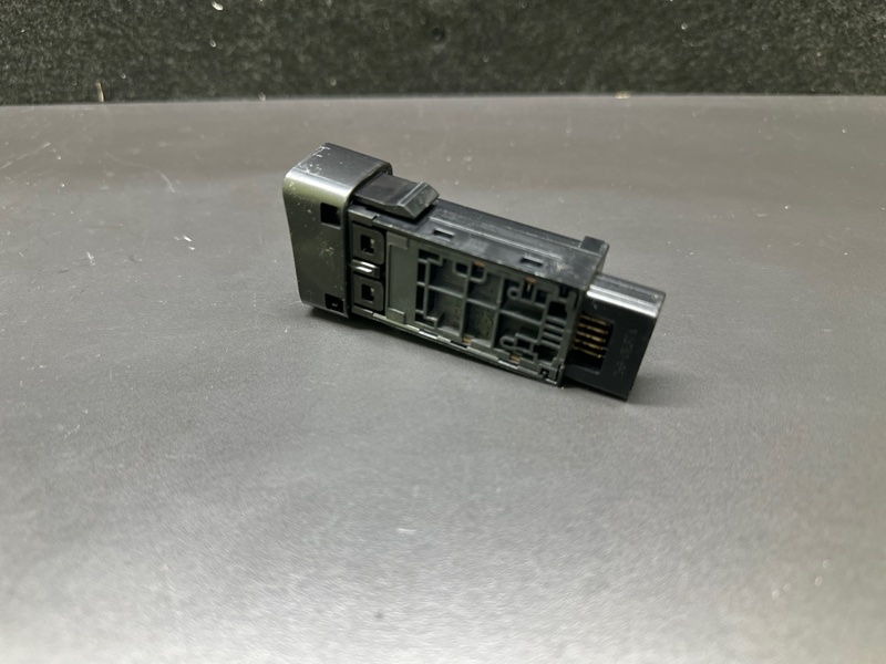 Кнопка стояночного тормоза TOYOTA PRIUS - 30 09-17 1.8 2ZRFXE