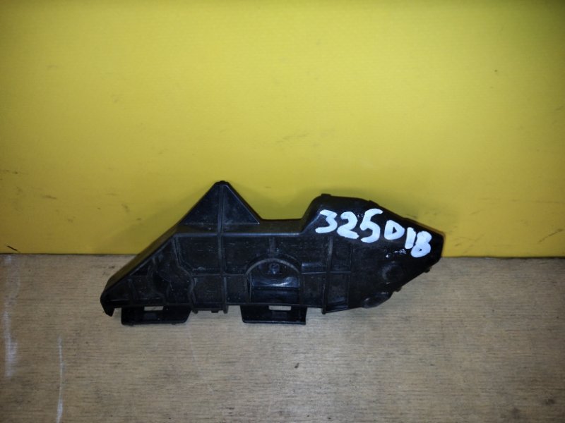 Кронштейн заднего бампера правый COROLLA 150 06-13