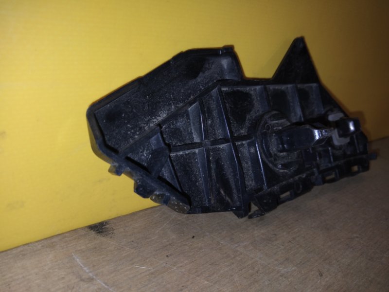 Кронштейн заднего бампера правый COROLLA 150 06-13