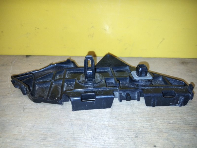 Кронштейн заднего бампера правый COROLLA 150 06-13