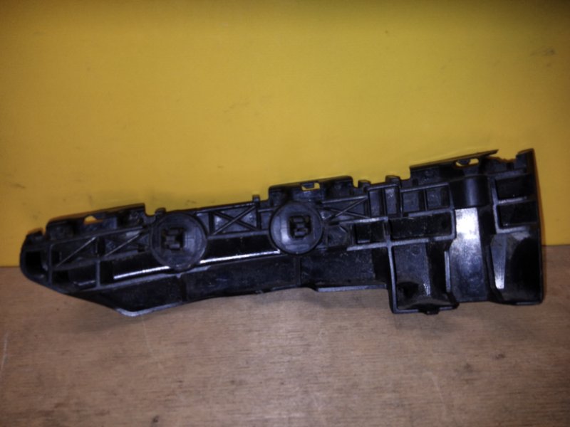 Кронштейн заднего бампера правый TOYOTA RAV4 05-12