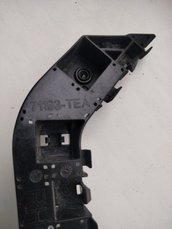 Кронштейн переднего бампера правый CIVIC FC/FK 15-