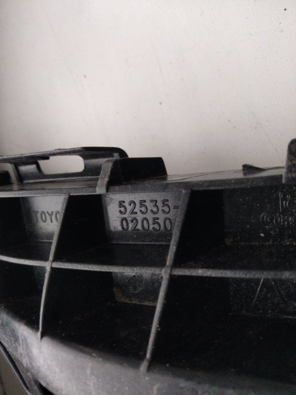 Кронштейн переднего бампера правый AURIS 13-18