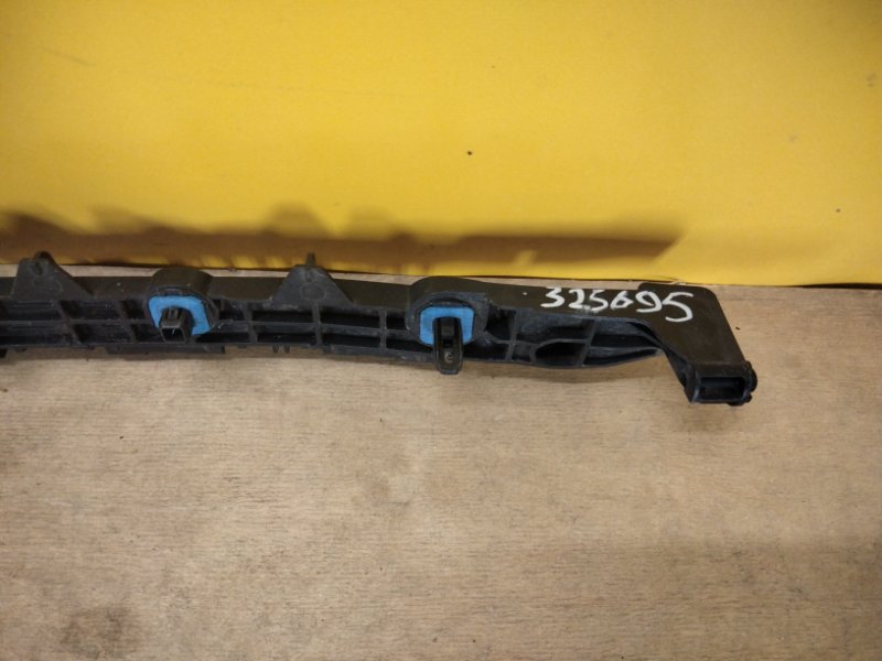 Кронштейн заднего бампера правый TOYOTA RAV4 18-