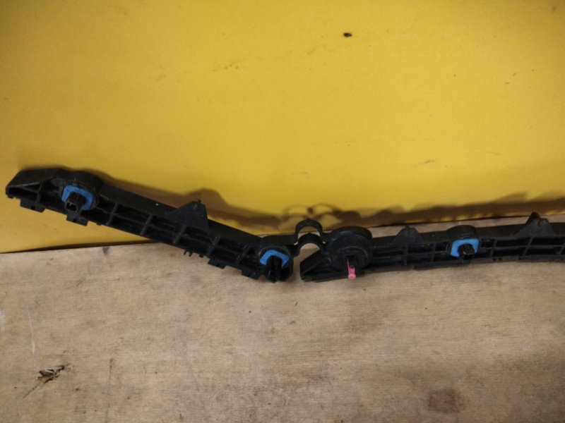 Кронштейн заднего бампера правый RAV4 18-