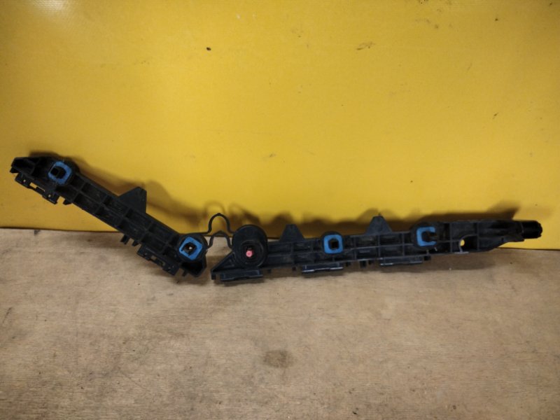 Кронштейн заднего бампера правый RAV4 18-