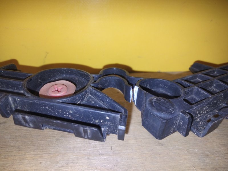 Кронштейн заднего бампера правый RAV4 18-