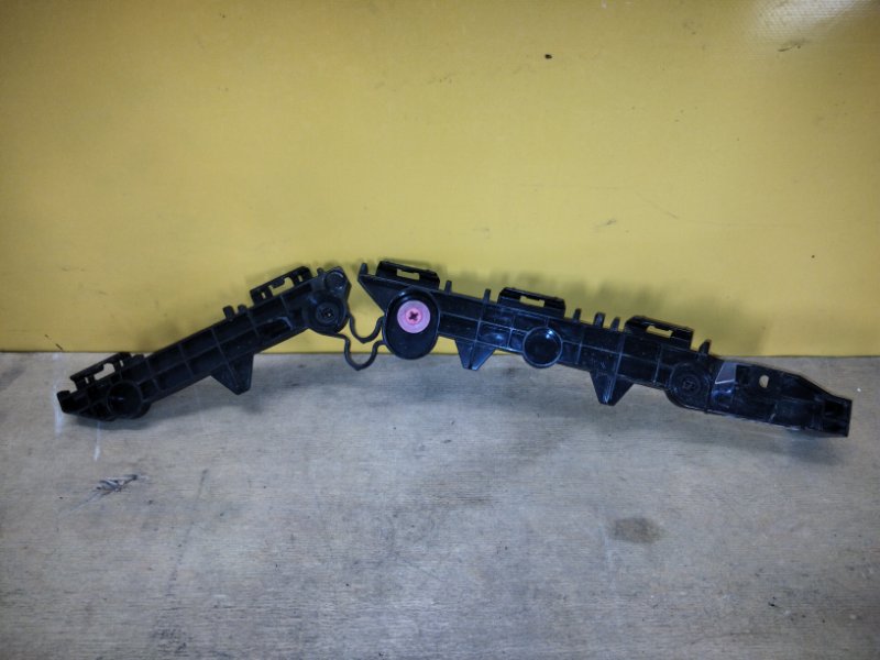 Кронштейн заднего бампера правый TOYOTA RAV4 18- 5215542050 Б/У