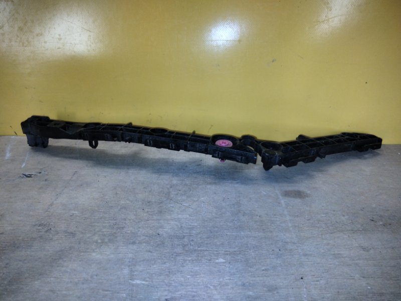 Кронштейн заднего бампера правый RAV4 18-