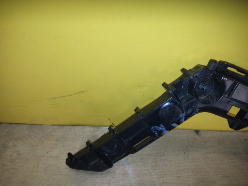 Кронштейн заднего бампера правый COROLLA 18- Кронштейн заднего бампера правый COROLLA 18-