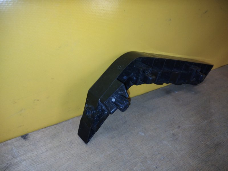 Кронштейн переднего бампера правый CIVIC FC/FK 15-