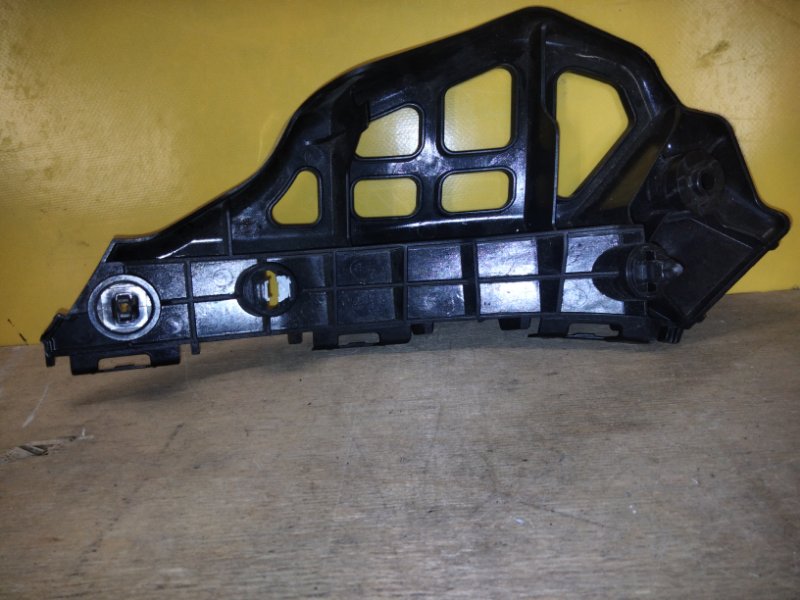 Кронштейн переднего бампера правый TOYOTA AURIS 13-18