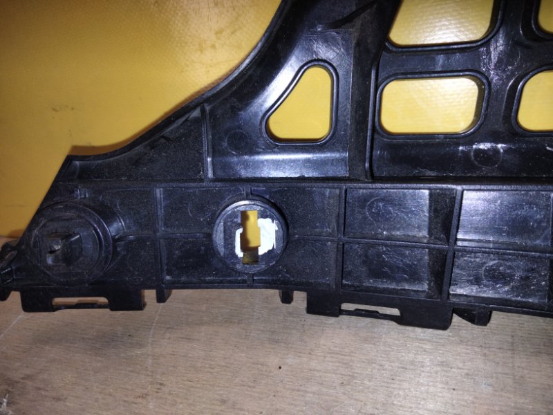 Кронштейн переднего бампера правый AURIS 13-18