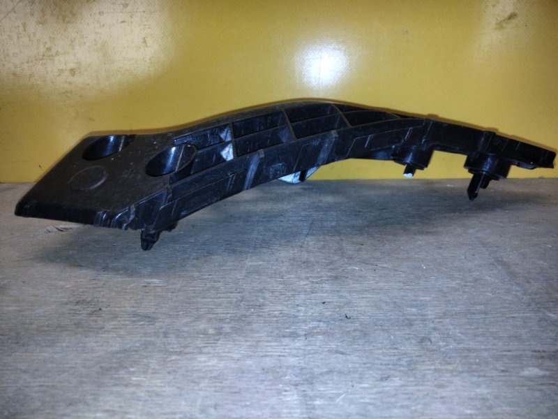 Кронштейн переднего бампера правый AURIS 13-18