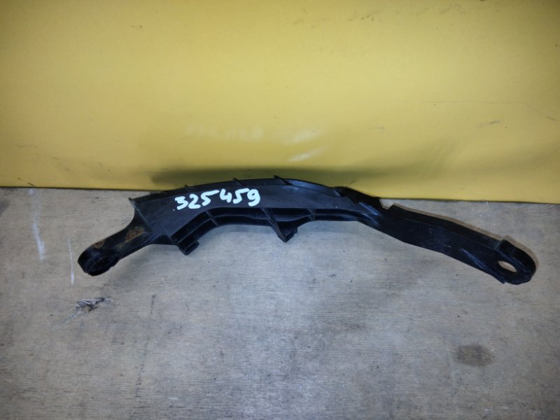 Кронштейн заднего бампера правый RAV4 18-