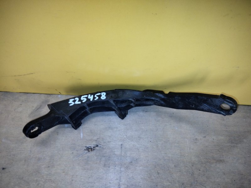 Кронштейн заднего бампера правый RAV4 18-