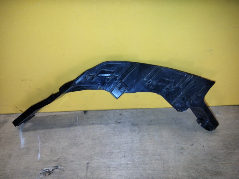 Кронштейн заднего бампера правый TOYOTA RAV4 18-