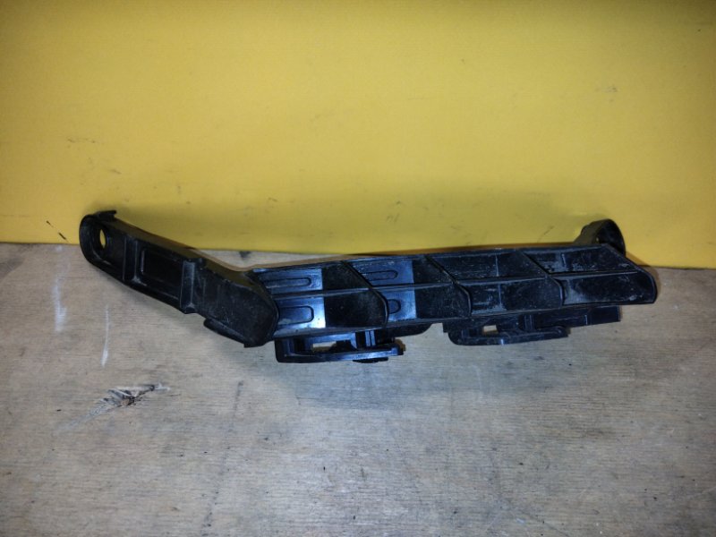 Кронштейн заднего бампера правый RAV4 18-