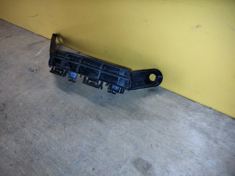 Кронштейн заднего бампера правый RAV4 18-