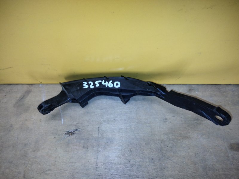 Кронштейн заднего бампера правый RAV4 18-