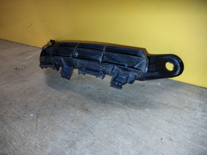 Кронштейн заднего бампера правый RAV4 18-