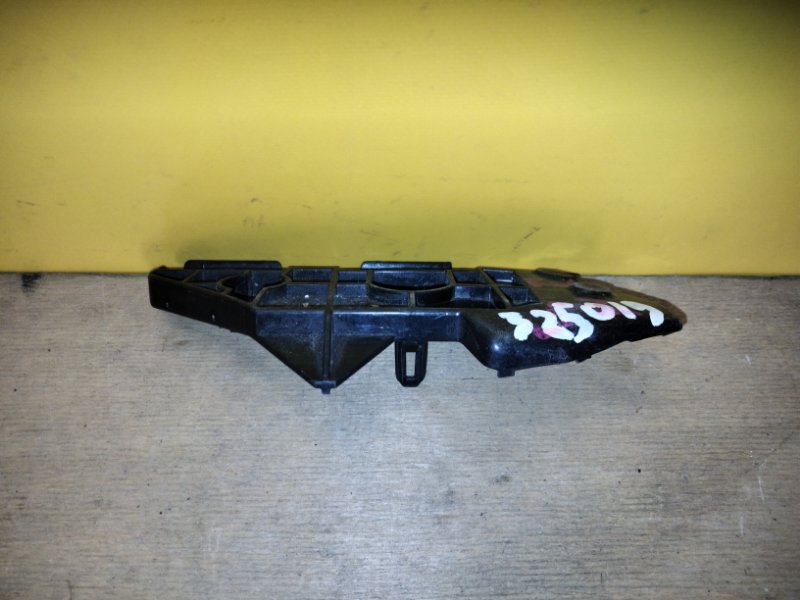 Кронштейн заднего бампера левый COROLLA 150 06-13