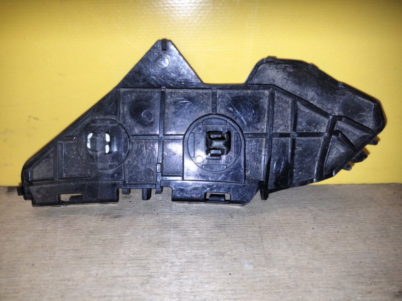 Кронштейн заднего бампера левый COROLLA 150 06-13