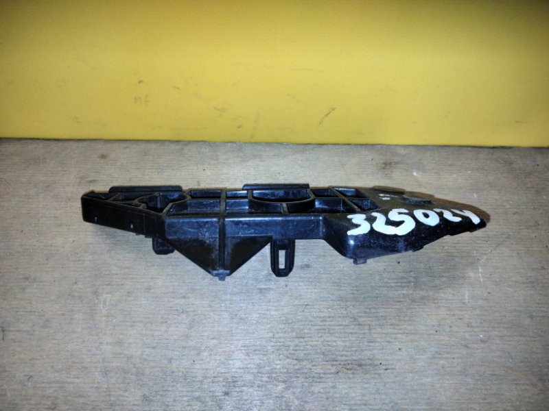 Кронштейн заднего бампера левый COROLLA 150 06-13