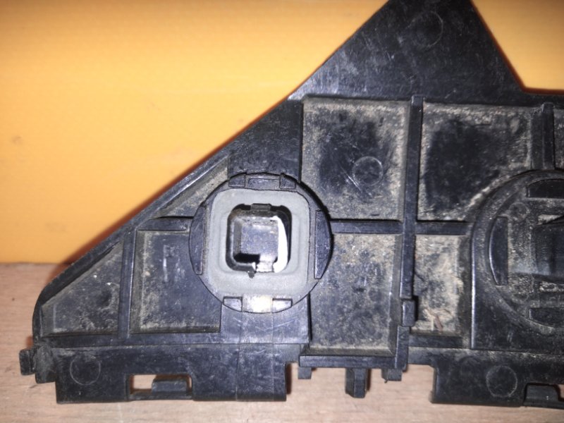 Кронштейн заднего бампера левый TOYOTA COROLLA 150 06-13