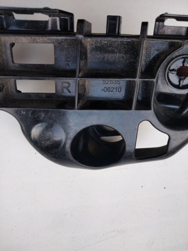 Кронштейн переднего бампера правый CAMRY 70 17-