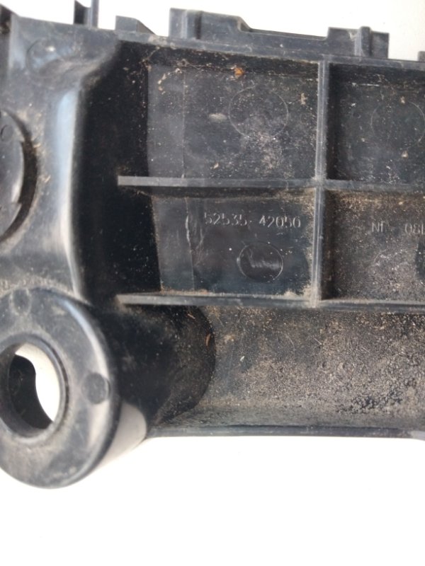 Кронштейн переднего бампера правый RAV4 18-