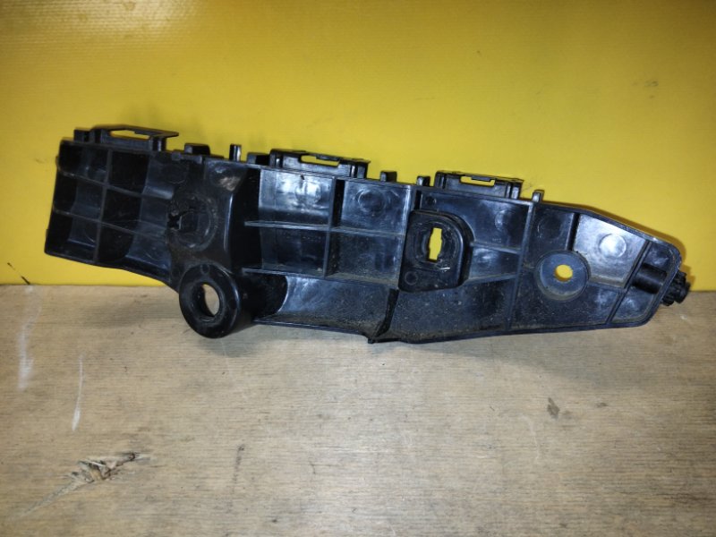 Кронштейн переднего бампера правый RAV4 18-