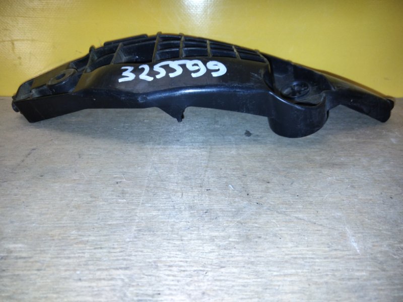 Кронштейн переднего бампера правый RAV4 18-