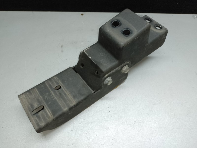 Кронштейн подножки передний правый MDX (YD2) 06-13 2007 YD2 3.7 J37A1 Кронштейн подножки передний правый MDX (YD2) 06-13 2007 YD2 3.7 J37A1