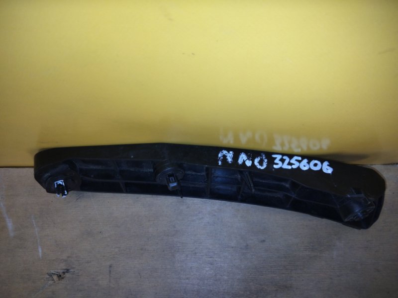 Кронштейн переднего бампера правый PRIUS 16-