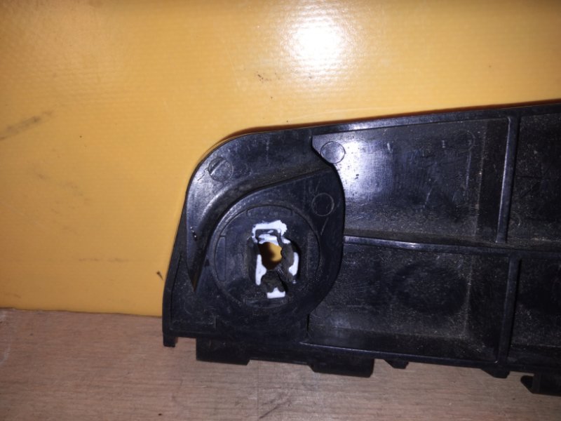 Кронштейн переднего бампера правый TOYOTA PRIUS 16-