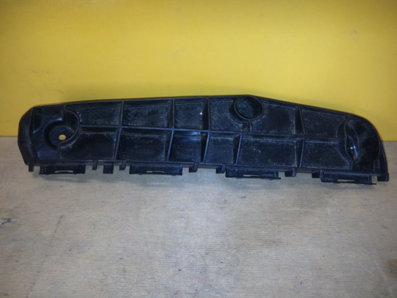 Кронштейн переднего бампера правый PRIUS 16-