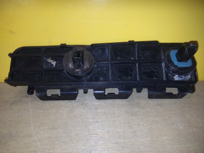 Кронштейн заднего бампера правый TOYOTA SIENNA 11-16