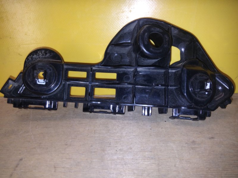 Кронштейн переднего бампера правый TOYOTA CAMRY 70 17-